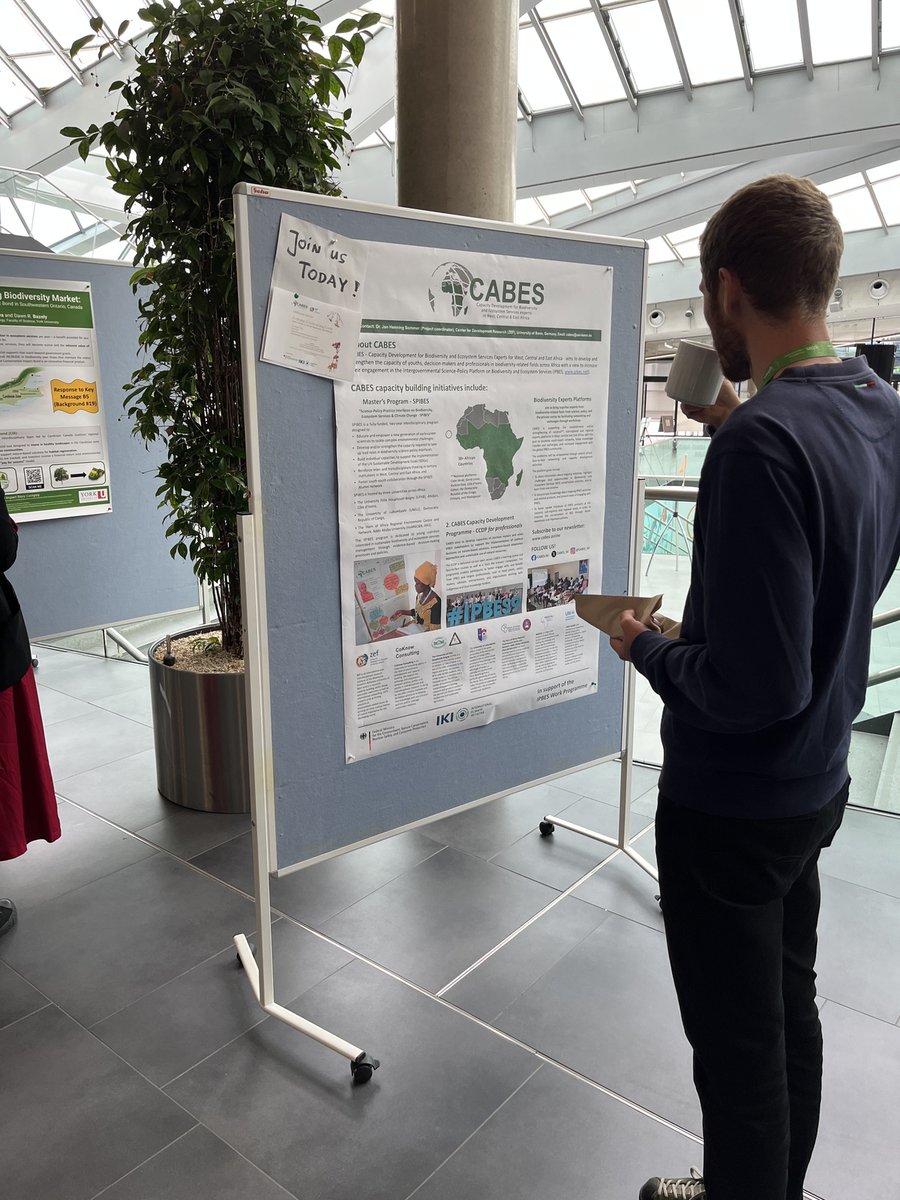 IPBES's tweet photo. #Throwback to a (super) successful #StakeholderDay at #IPBES10 🎉

☕️ Coffee breaks were a great opportunity to catch up with other stakeholders and learn more about their work at the poster display 🖼️

📸IISD/ENB: Anastasia Rodopoulou

#ForNature #InvasiveAlienSpecies https://t.co/IO8lZdJbms