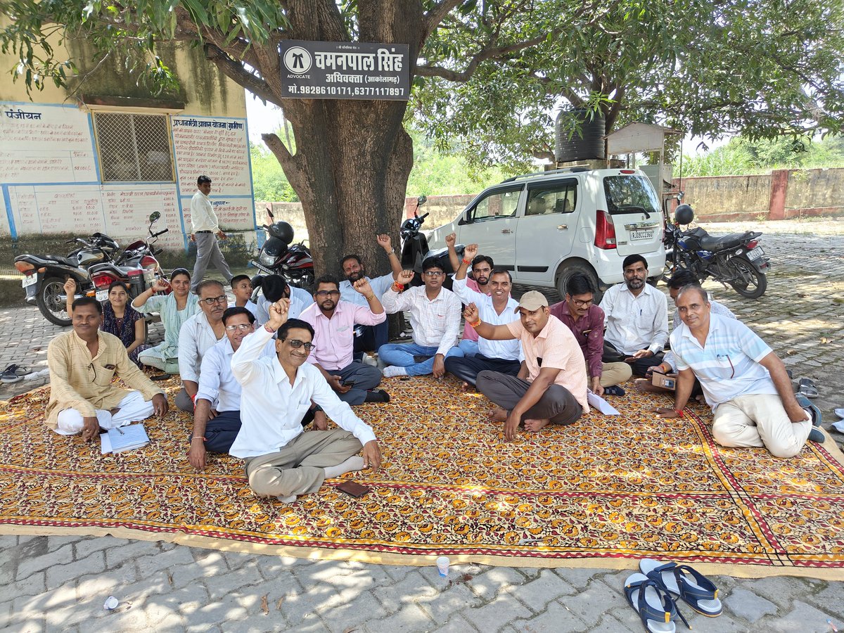 Guddu_bhaiya123's tweet photo. #राजस्व_विभाग_हड़ताल_पर
राजस्थान सरकार की वादाखिलाफी के कारण राजस्व सेवा परिषद अनिश्चित कालीन हड़ताल पर https://t.co/Fbd2gTyAaW
