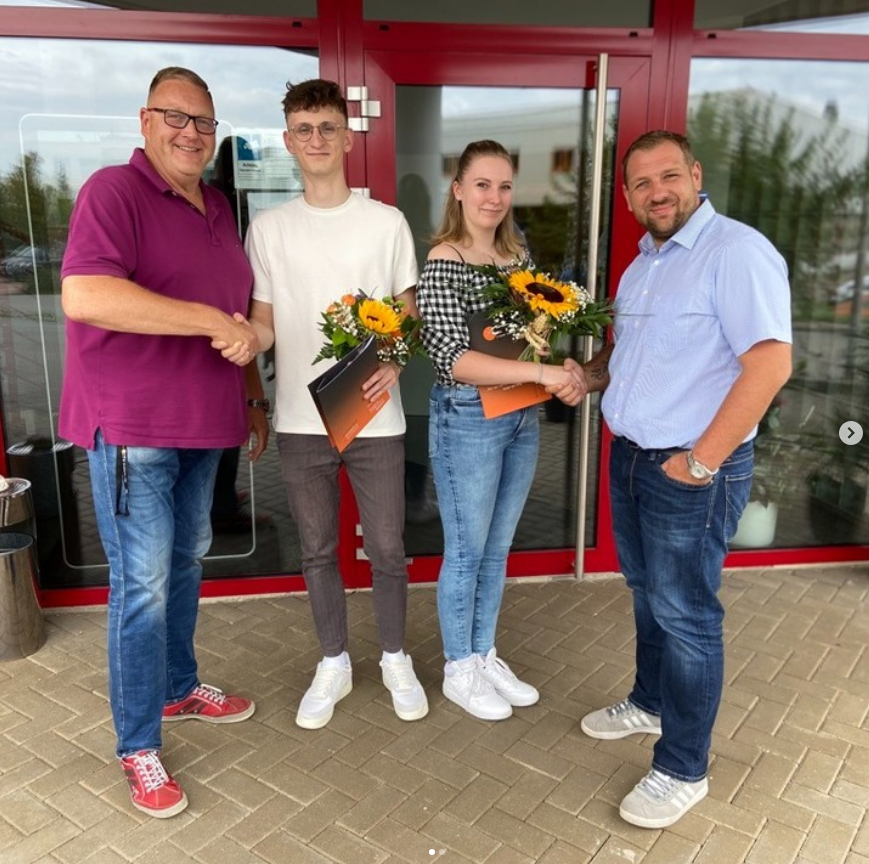 CTVZwickau's tweet photo. 🎓Ein besonderer Moment bei CTV! Wir sind überglücklich, unsere zwei talentierten Auszubildenden zu feiern, die erfolgreich ihre Abschlussprüfungen gemeistert haben. 🎉
#wirsindCTV #ctvzwickau #Erfolgsgeschichten #StolzeMitarbeiter #ZukunftGestalten #GemeinsamZumErfolg https://t.co/9GO96h0UFG