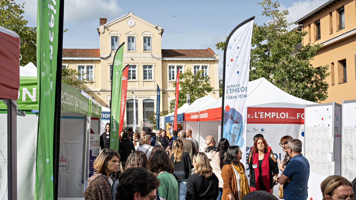 FTravail_ARA's tweet photo. La Place de l'#emploi et de la #formation revient en Auvergne-Rhône-Alpes ➡️ https://t.co/i20VNinkMH

Un événement hors les murs #AvecPôleEmploi et ses partenaires pour les publics les plus éloignés de l’emploi 🤝

Dans le cadre du Plan Investissement Compétences @prefetrhone ⤵️ https://t.co/ZKvCGyK62O