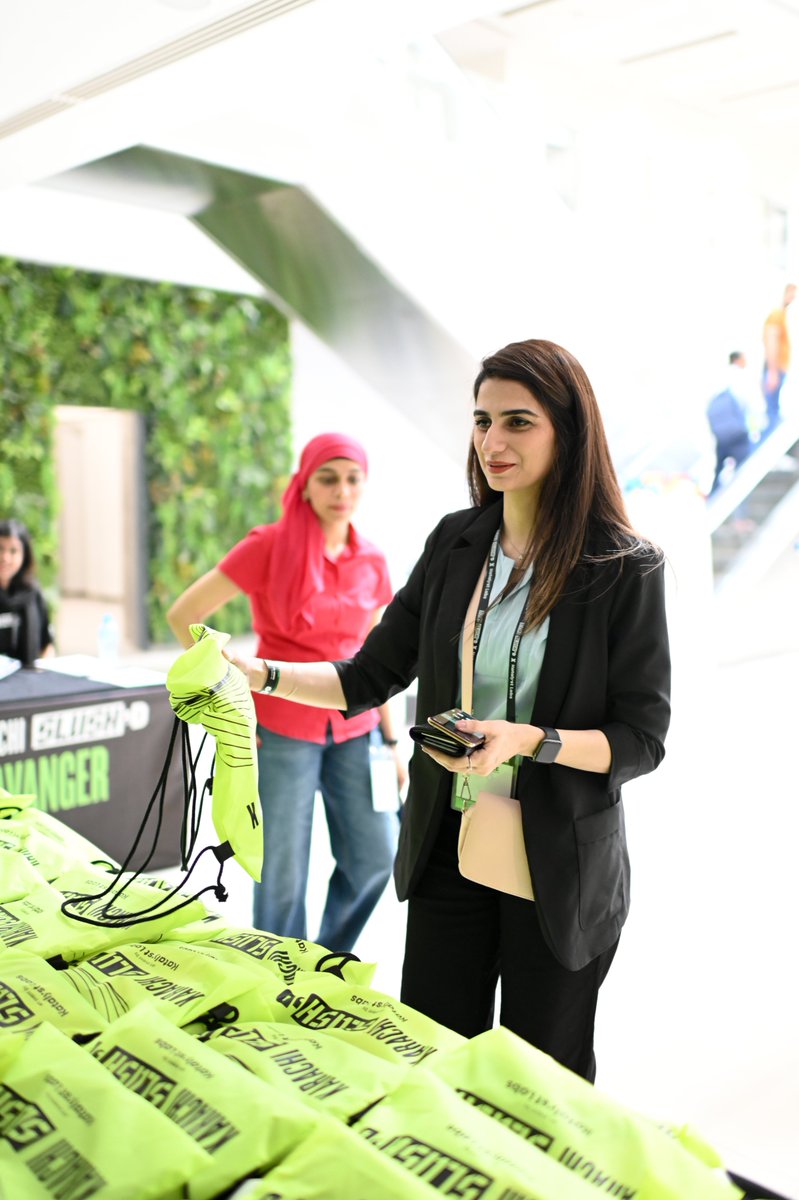 LabsKatalyst's tweet photo. Karachi Slush'D Roundup:

Swag
/swaɡ/

𝘯𝘰𝘶𝘯
1. A curtain or piece of fabric fastened so as to hang in a drooping curve.
2. The name given to the awesome merch at Katalyst Labs events.

#KatalystLabs #Karachislushd #getslushd #slushhq https://t.co/qQJXaxrJlJ