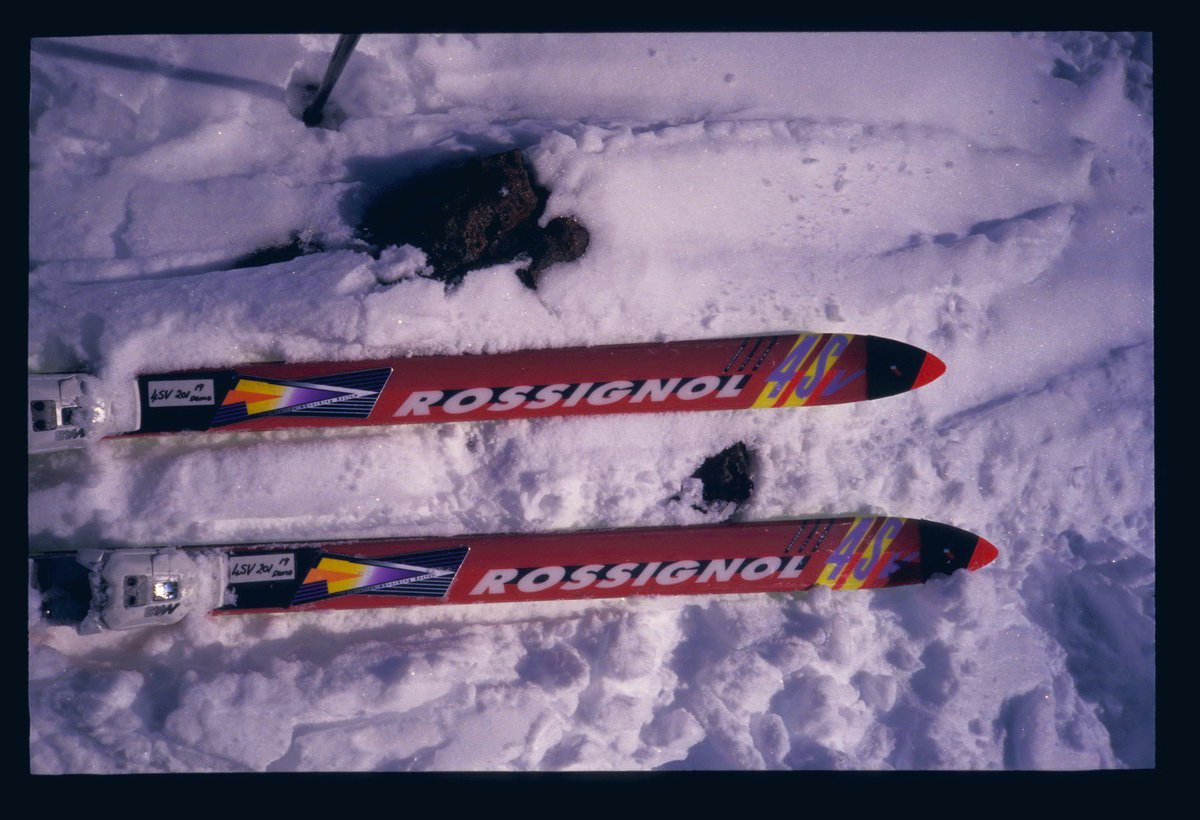 JacoBloek's tweet photo. Zweiter Skitag auf dem Vulkan in Neuseeland heute vor 30 Jahren: brandneues Rossignol-Modell ausprobiert. Der Mt Egmont / Taranaki thront am Horizont kurz vor der tansanischen See. Dann Weiterfahrt mit Besuch bei einem Lokalradio in Whanganui. #flashback1993 #newzealand #ruapehu https://t.co/oftxdPy03b
