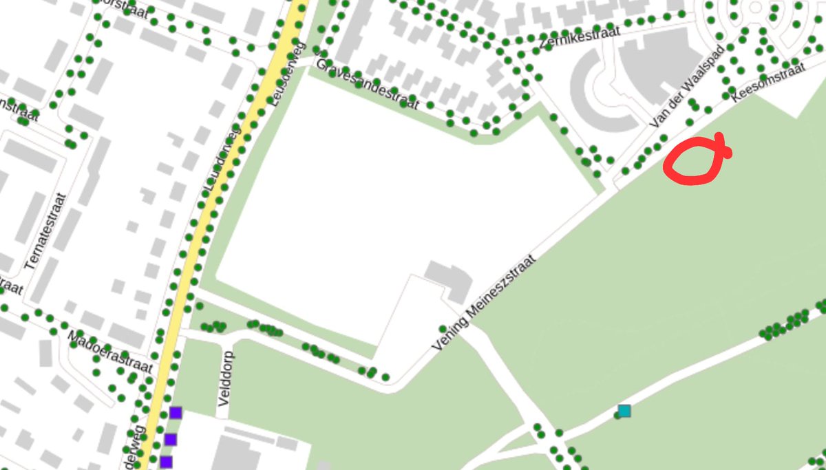 Eind vorige week aangetroffen in Nimmerdor; Deze oude boom is ergens gekapt, in stukken gezaagd en naast het pad Keesomstraat neergelegd. Kaplocatie en reden onbekend! <a href="/Gem_Amersfoort/">Gemeente Amersfoort</a> <a href="/Johnasvlammeren/">Johnas van Lammeren | PvdD</a> weten jullie waar, waarom en wanneer deze gezonde beuk is gekapt? @Robmolenkamp