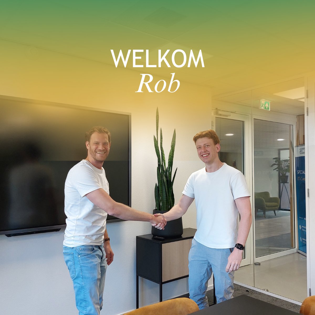 Wij mogen wéér een nieuwe collega verwelkomen!🤩 

Vandaag heeft Rob getekend, hij zal het marketingteam komen versterken als online marketeer. Hier zijn we natuurlijk super blij mee! Welkom Rob, namens ACC ICT wensen we je succes en veel plezier. #Supertof #Marketingteam