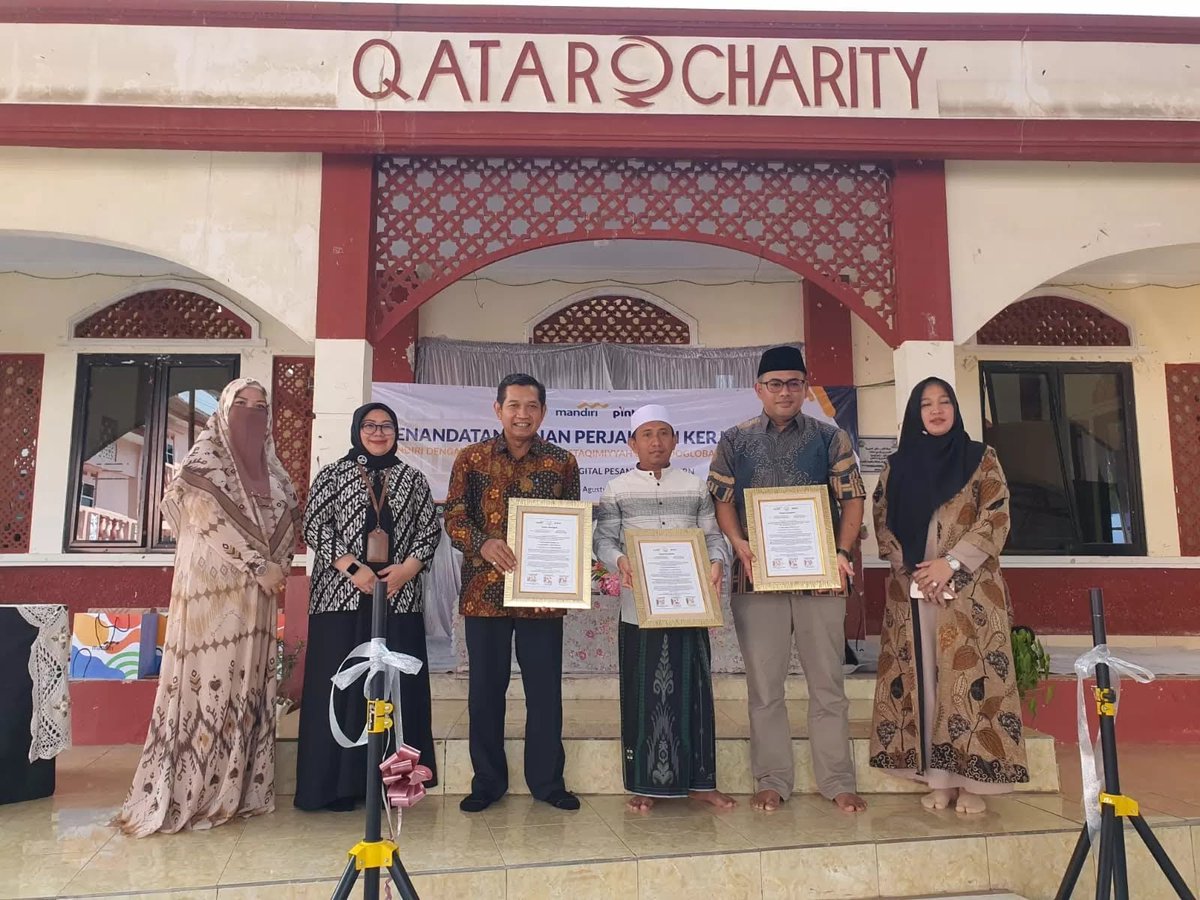 Bank Mandiri kembali menjalin kerjasama dengan SMP IT - SMA IT Al Mustaqimiyyah Bogor, Jawa Barat untuk memperkuat inklusi keuangan dan digitalisasi pesantren 

Nantinya orang tua santri dapat melakukan pembayaran tagihan pendidikan secara praktis di aplikasi Livin' by Mandiri