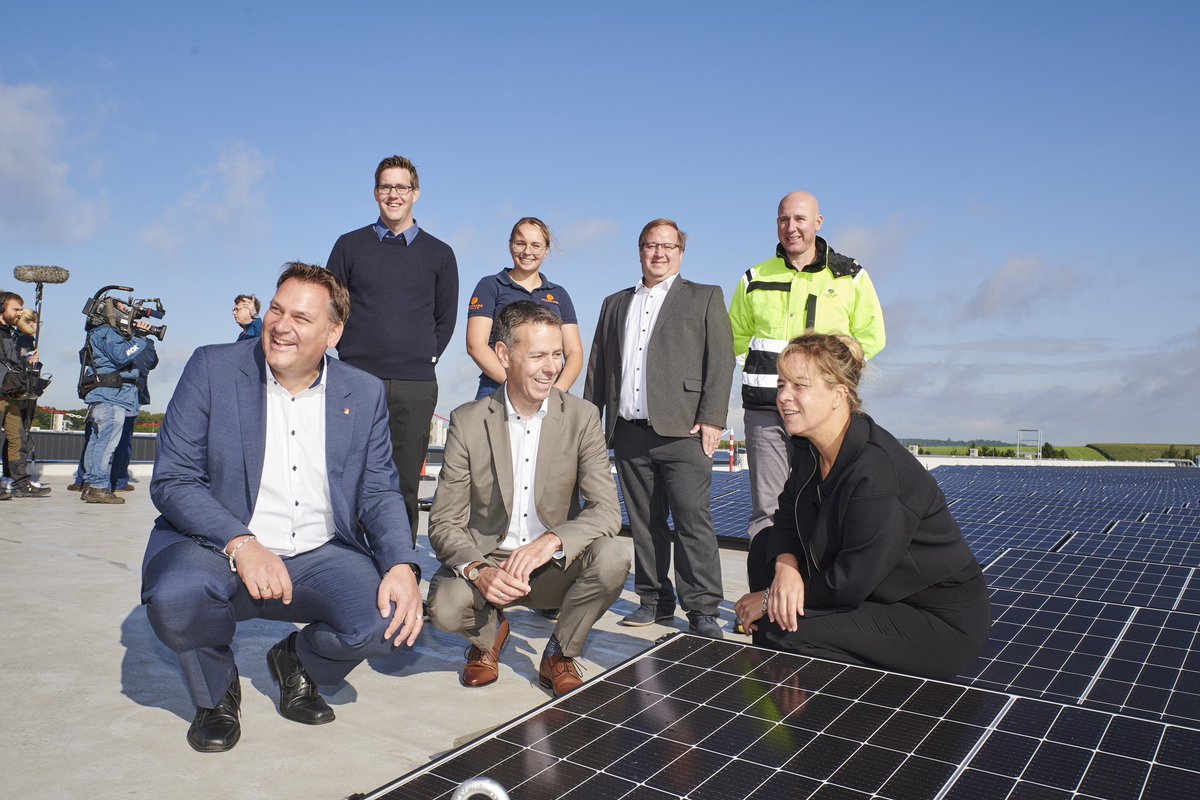 Die gesamte Anlage ist in nur zwei Jahren entstanden und spart im Jahr etwa 1.35 Millionen Kilogramm CO2 pro Jahr 🌱. Weitere Informationen: sw.wuelfrath.de/projeke-photov… 📸 Energy4Climate/Björn Hickmann &amp; Stadtwerke Wülfrath 2/2