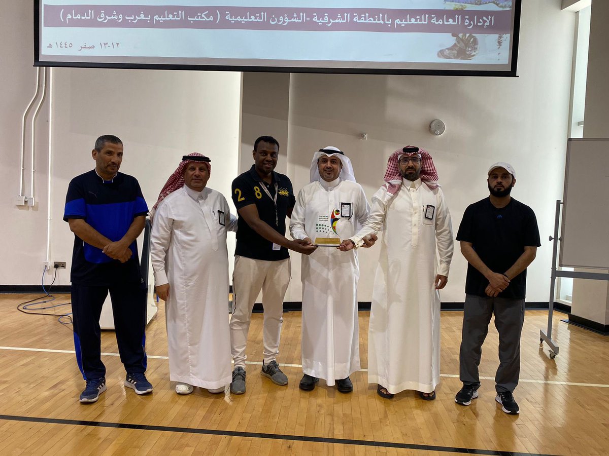 كرم رئيس قسم التربية البدنية بتعليم الشرقية مدير مدرسة ابن الرومي الثانوية لاستضافتها اللقاء التربوي الذي أقامته شعبة التربية البدنية والدفاع عن النفس عن أهمية الاستعداد وتهيئة الميدان لتنفيذ دروس وبرامج التربية البدنية بحضور مدير مكتب التعليم بغرب الدمام .