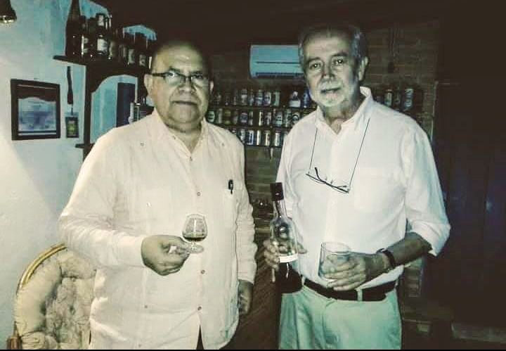 hoyero's tweet photo. Con el Ing. Tito Cordero, Maestro Ronero de Ron Diplomático, quien ayer estuvo de cumpleaños, en una de sus visitas anteriores a "Mi Rincón"... Feliz Cumpleaños Maestro!!! https://t.co/GBcl5UUpGO