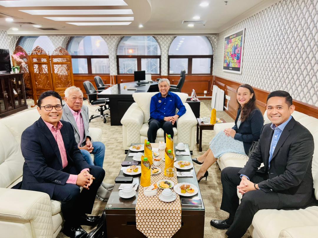 Muy importante reunión de trabajo con el Vice Primer Ministro de Malasia, Dato Seri Dr. Ahmad Zahid Hamidi, explorando formas de aumentar el comercio bilateral entre nuestros países. Dando nuevos pasos para hacer realidad el ingreso de carnes uruguayas a Malasia!