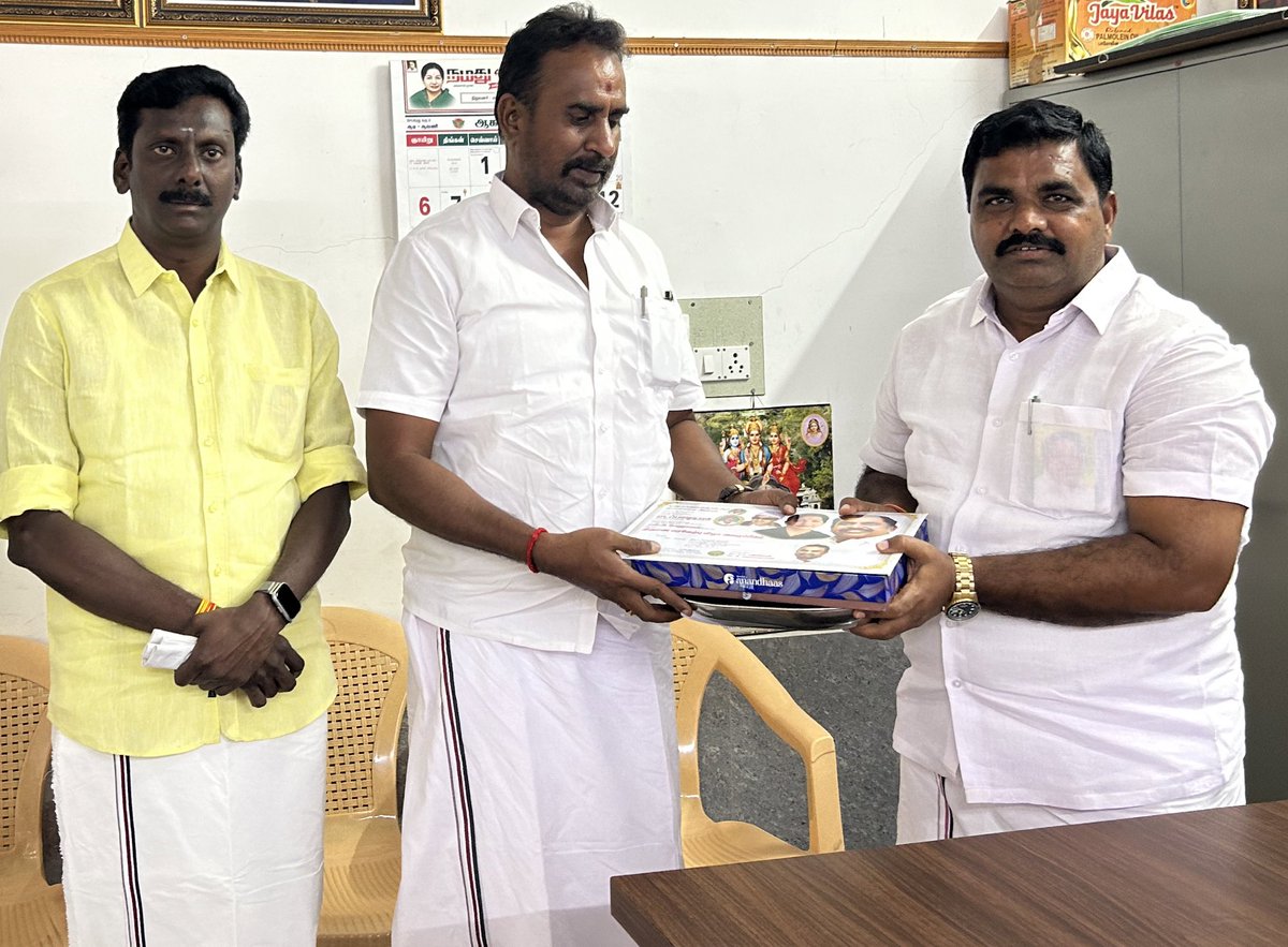 DVelazhaganofl's tweet photo. கழக தலைமை நிலைய செயலாளர் எதிர்க்கட்சி கொறடா முன்னாள் அமைச்சர் மாண்புமிகு திரு @SPVelumanicbe அவர்கள் இன்று நேரில் சந்தித்து அவர்களின் இல்ல திருமண விழாவில் கலந்து கொள்ள திருமண அழைப்பிதழ் வழங்கினர். https://t.co/QZYVp0YlYH