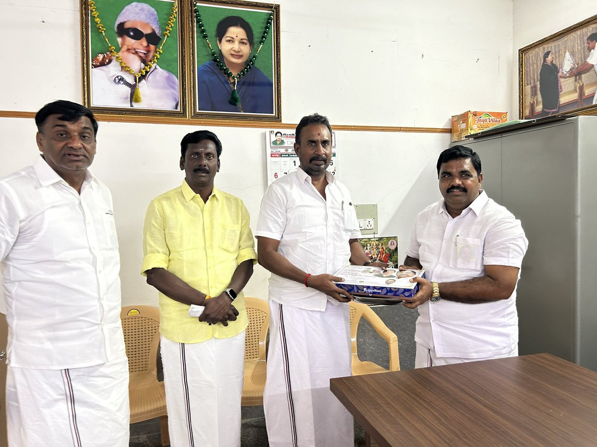 DVelazhaganofl's tweet photo. கழக தலைமை நிலைய செயலாளர் எதிர்க்கட்சி கொறடா முன்னாள் அமைச்சர் மாண்புமிகு திரு @SPVelumanicbe அவர்கள் இன்று நேரில் சந்தித்து அவர்களின் இல்ல திருமண விழாவில் கலந்து கொள்ள திருமண அழைப்பிதழ் வழங்கினர். https://t.co/QZYVp0YlYH