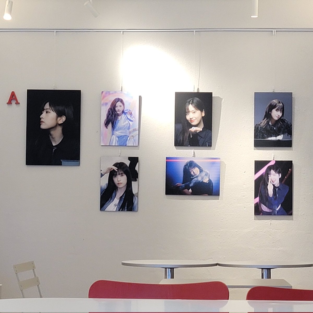 diawjsn7's tweet photo. 쿠키도 귀엽고 미니브 강안지에만 꼬깔 씌운 거 짱 커엽네 ㅋㅋ
다리는 안 예쁘지만 일부러 새로 산 푸마 신고 감.

#안유진_다잘해_다좋아_진짜 https://t.co/TSTMJRrgy6