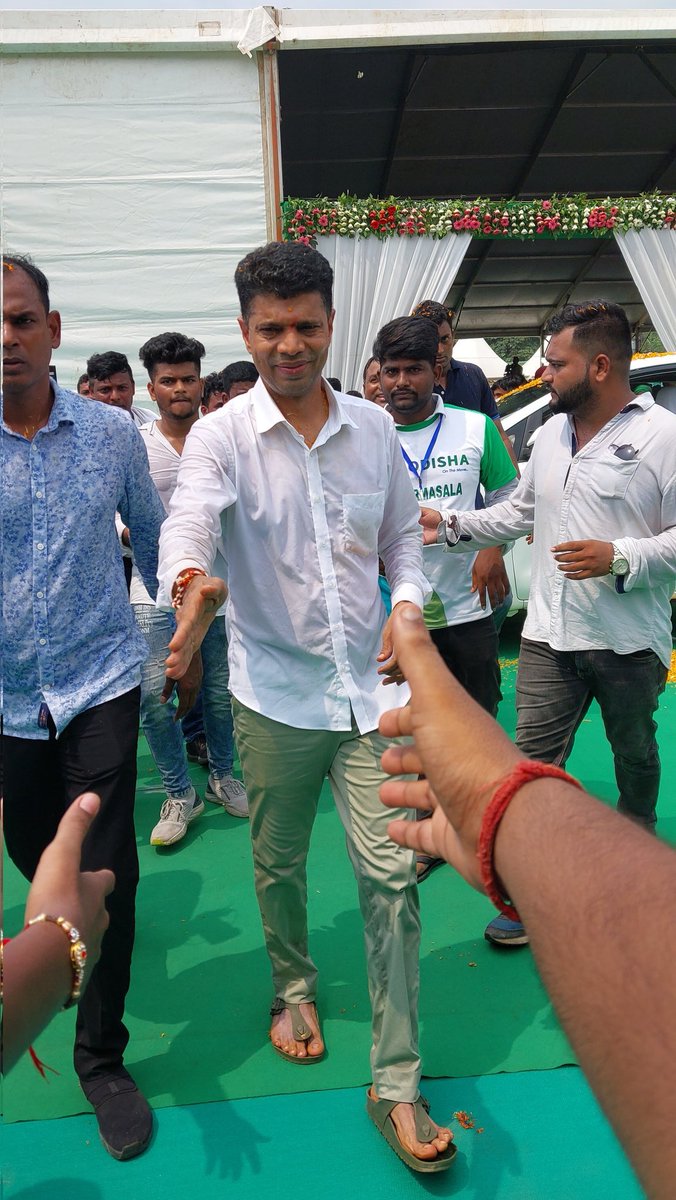 imDmadhab's tweet photo. First time meet with VK Pandiyan sir and give my complain to him . He is a Nice person a good human being good in gesture #vkpandiyan sir
After my father you are a Role model in government work
@Vkpandianfancl1 #5T #Odisha #NaveenOdisha #vk
#cmodisha https://t.co/t1aZGbcvrY