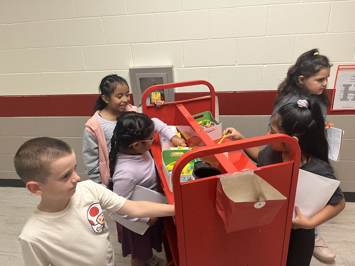 Rmorrison_hasty's tweet photo. Prize patrol came around! Our students loved sharing their writing with @Beth_Coryell. What a great way to get to know each other! #familyjournal #prizepatrol #gettingtoknowyou #growinggreatness https://t.co/ssACwcUMzX