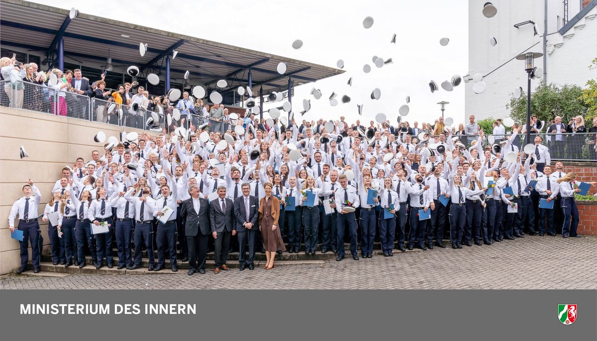 IM_NRW's tweet photo. Minister #Reul verabschiedete die Absolventen der HSPV #NRW in Emsdetten, Bielefeld und Bochum: „Sie haben Ihr Studium allen Widrigkeiten zum Trotz durchgezogen – Respekt!“ Insgesamt  beendeten rund 3700 Polizei- und Verwaltungsstudierende erfolgreich ihr Studium. https://t.co/owsNuOgg0N