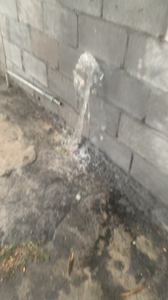 baguila's tweet photo. SOS 🆘 @AyD_ParaTi urgente vengan a   Tapónese fuga de agua se robaron el medidor con todo y válvula de paso 🥴🤦🏼‍♀️🤦🏼‍♀️ https://t.co/vFf2Urnw6i