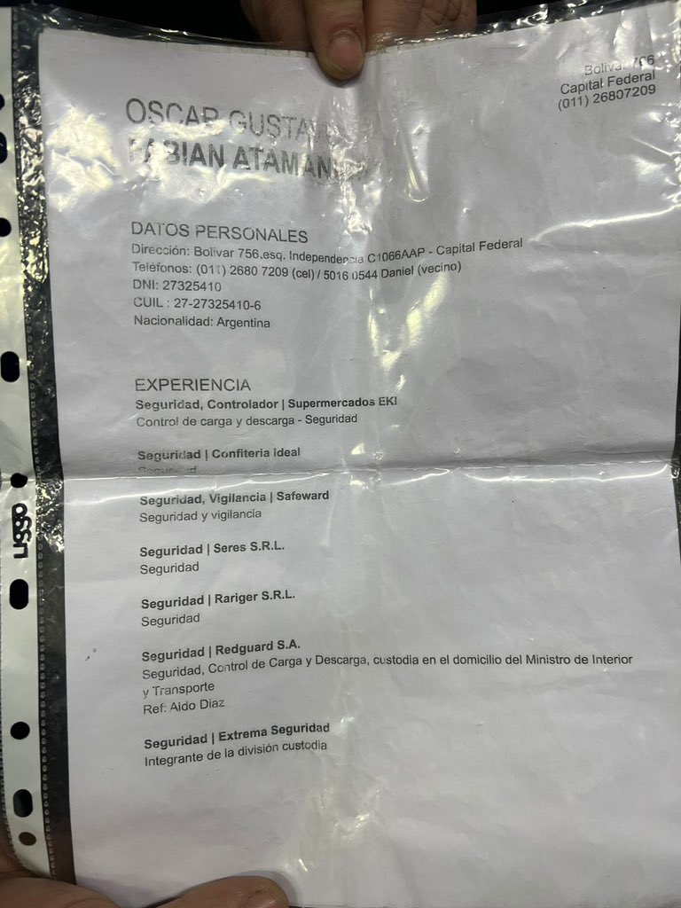 Este CV me lo acaba de pasar mi hija. Es de un hombre q está en el subte, hace 6 meses lo echaron de su trabajo y tiene 2 hijos. Tal vez alguien pueda darle una mano. Gracias a todos. 
Se agradece el RT 🙌🏻