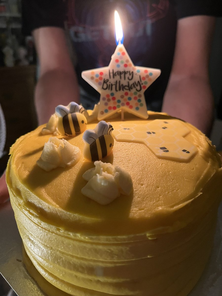 Claire_Adams89's tweet photo. A bee cake and singing to me at midnight!! 🥹 @MadJimJaspers you incredible human!! 💜 https://t.co/7StyD3vM3w