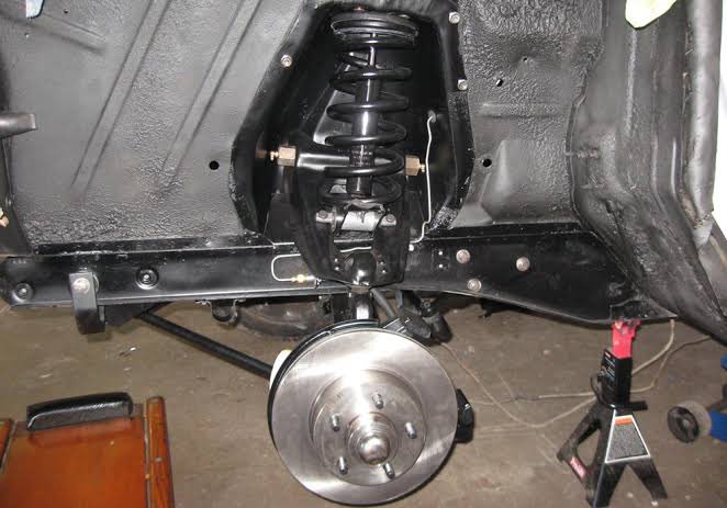 JuzCaps's tweet image. I often get asked why a Ranger costs more than a Chinese Ute. I often send this image. One of these photos is a Chinese mid size Ute. The other is a 1970’s era X series Falcon.