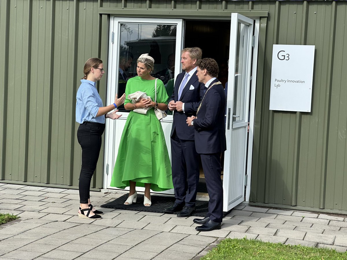 De koning en koningin bezoeken het Poultry Expertice Center in Barneveld en leren over de uitdagingen waarmee de sector te maken krijgt. Alles over het bezoek van ZM en HM is te volgen via gld.nl/nieuws/8000730… #omroepgelderland #gld
