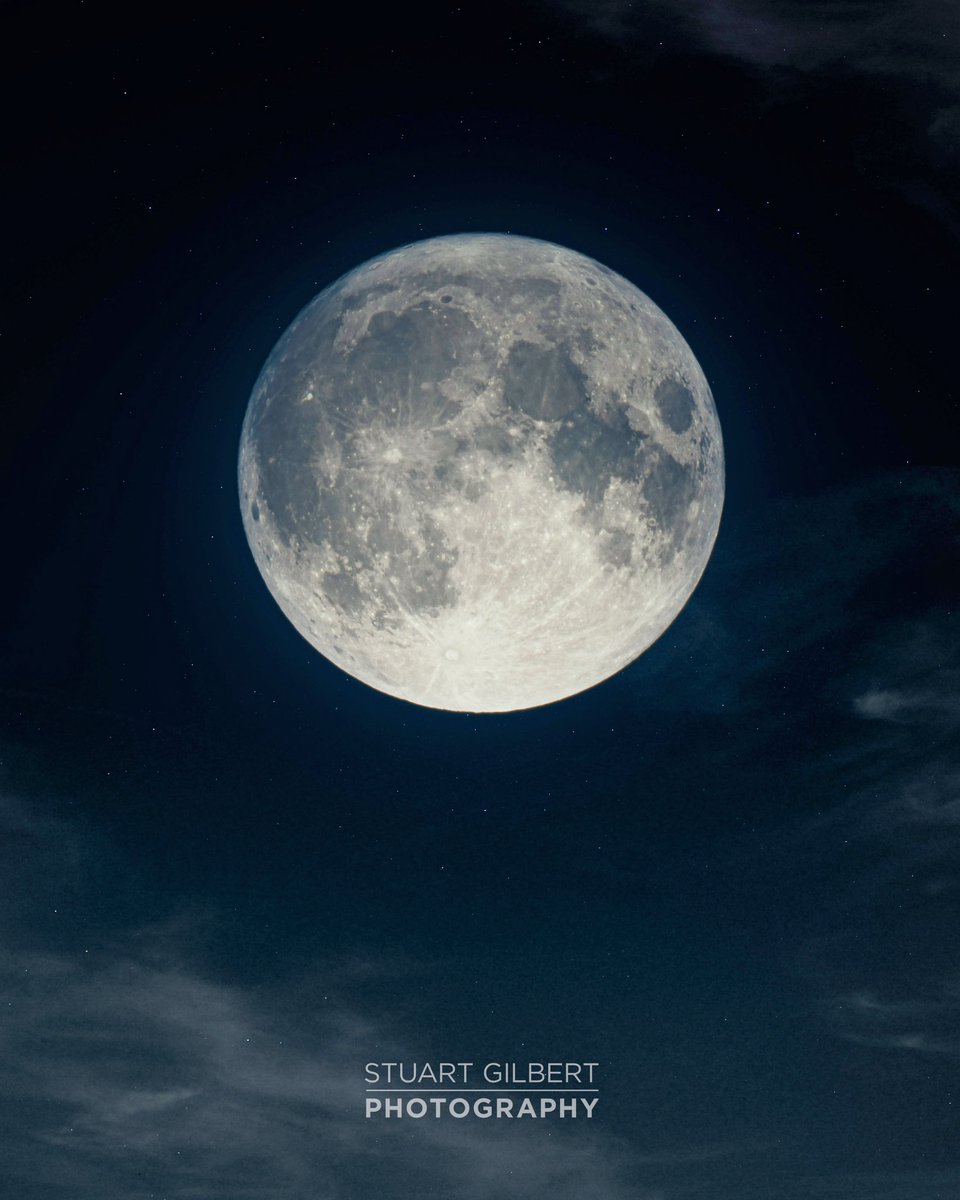 essgee_sg's tweet photo. The Blue Moon, the second full moon of August and the bigger supermoon of the year.
.
.
.
#bluemoon #supermoon #moon #bluemoon2023 #fullmoon #scotland #nightsky https://t.co/uEu7dFQI5J