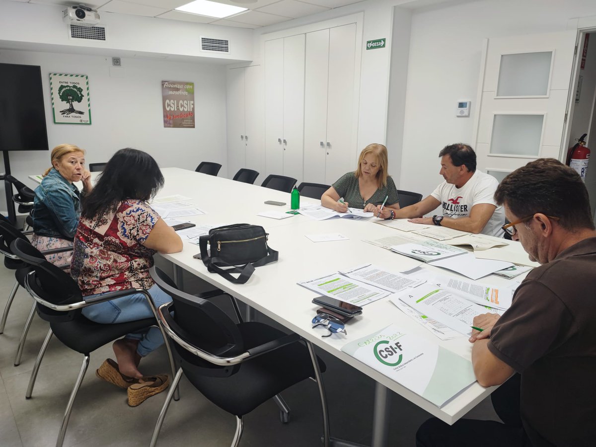 CSIFHuelva's tweet photo. 🏥💼En #CSIF, nuestros delegados se reúnen regularmente para estar al día con la normativa y responder todas tus consultas.
📸Delegados de CSIF #Sanidad hacen puesta en común de la norma.
👨⚕️👩⚕️ Tu información es nuestra prioridad.
#EquipoPreparado #CSIFporticontigo💪 https://t.co/FewC1KEoEA