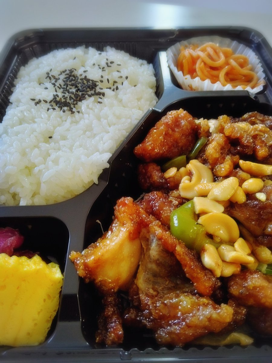 🍱セレブな街での庶民テイクアウト🍱 ”今日はきのくにやで チキンピーナッツあえ弁当600円”