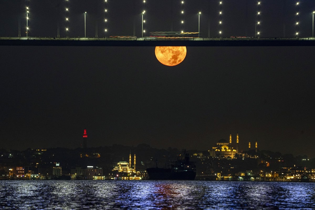 'Süper Ay', #İstanbul'da 15 Temmuz Şehitler #Köprüsü ile birlikte görüntülendi.
#31agosto #31Ago #Persembe #SonDakika #earthquake #30AGOSTO #30Agos
#maviay #FileninSultanları #EmekliyiOyalamayın