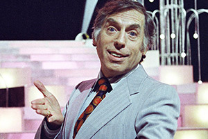DaveyDavey360's tweet photo. Happy 100th birthday to the incomparable Larry Grayson. What a legend he was & always will be. One of the funniest and kindest people in showbiz. He loved everyone & everyone loved him in return. #LarryGrayson100 #ShutThatDoor #WhatAGayDay #HesAsCommonAsMuck #SeemsLikeANiceBoy https://t.co/32prUdz8Va