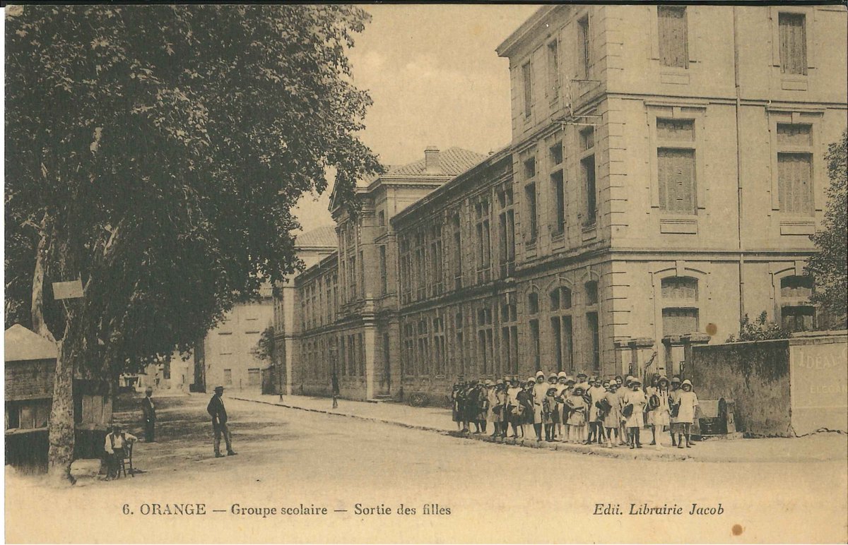 ⏰Bonne rentrée des classes à tous ! 📙✏️
Cartes postales montrant l’école Pourtoules dans les années 1920 (4Fi 132 et 4Fi 767).  #archives #villedorange