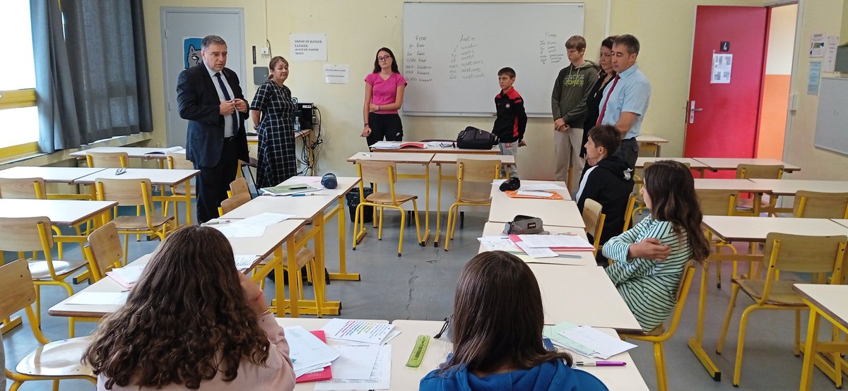 11Dsden's tweet photo. Ce matin au collège St Exupéry de Bram, Joël Laporte, IA-Dasen de l'Aude, a rencontré les élèves et enseignants dans le cadre du projet "Stage de réussite". Au programme, mise à niveau en français et mathématiques pour des élèves de 4ème et 3ème. @acmontpellier https://t.co/IuYPUODL2x