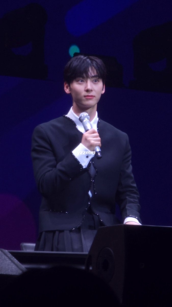 tobemymh's tweet photo. 230826 ��门UNVEIL 
👀😯😆
#황민현 #민현 #minhyun https://t.co/vjc2J4PL4T