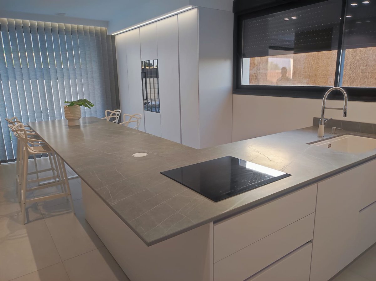 StudioCuccine's tweet photo. Cocina con península en blanco y gris, espaciosa y con luz.  Definitivamente una opción muy acertada. 🧑‍🍳 https://t.co/VscNxQqnN8