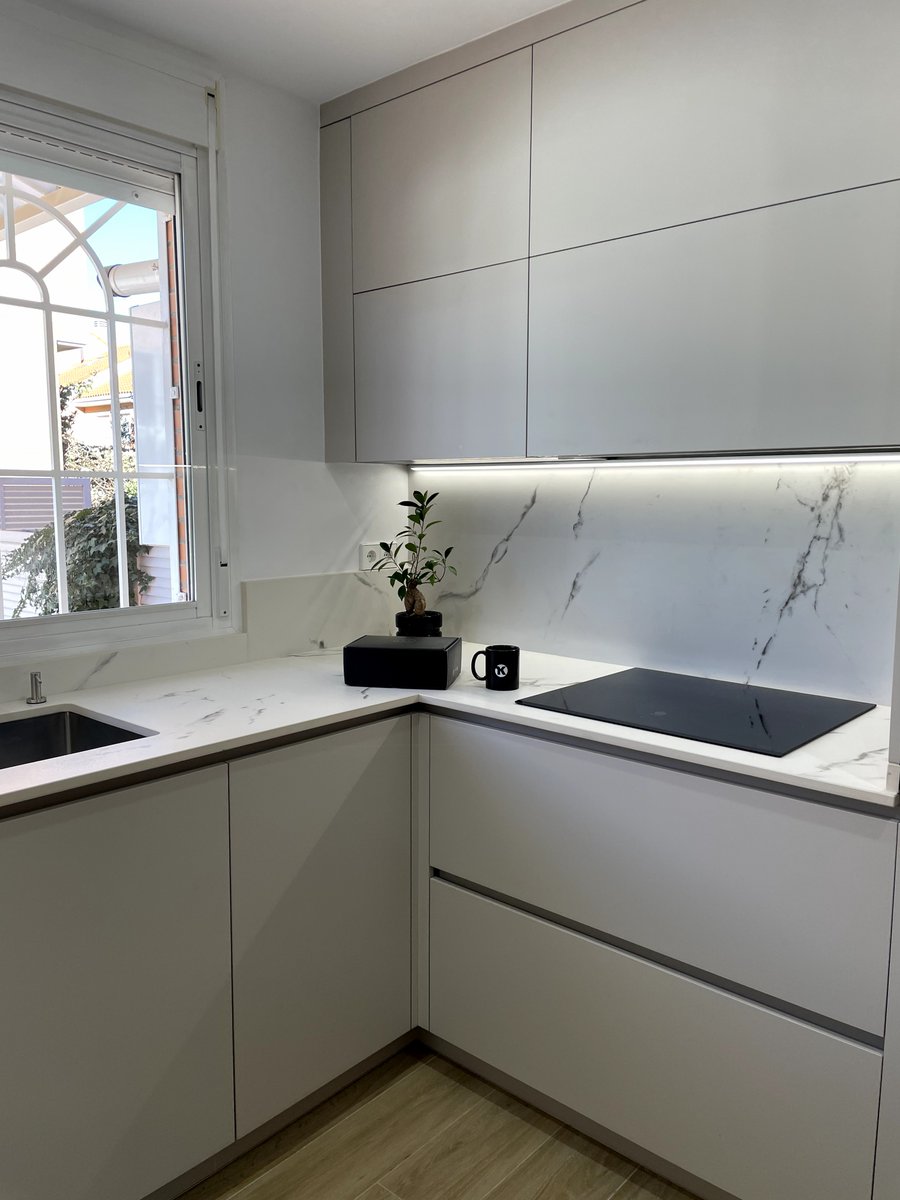 StudioCuccine's tweet photo. Cocina en L, sencilla y sofisticada. Un trabajazo por parte de nuestro equipo 👏 https://t.co/xsDCbbMybF