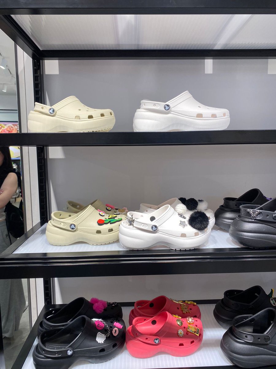 deoksun007's tweet photo. crocs https://t.co/hY8Qj3kO75