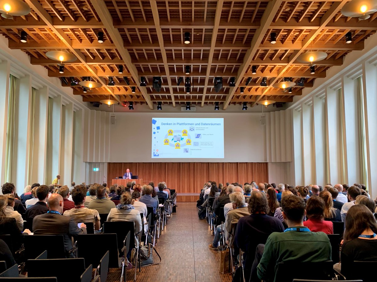 statsuisse's tweet photo. Georges-Simon Ulrich aux #JSS23: le Directeur de l’OFS aborde les perspectives de l'utilisation secondaire des #données dans un monde complexe. La #statistique publique évolue et les défis tels que les données virtuelles et l'autodétermination informationnelle sont explorés. https://t.co/21MCdrZXzq