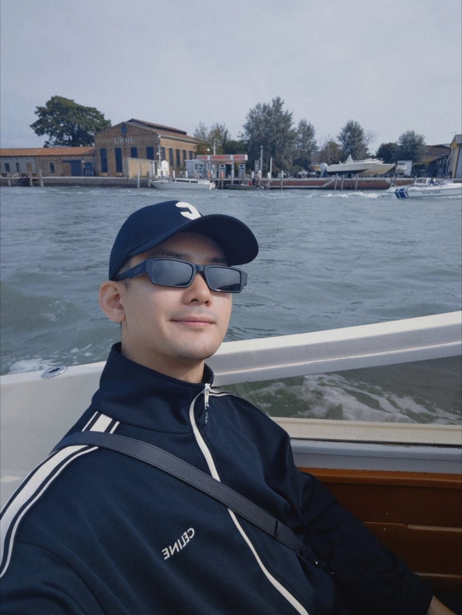 dylan_camera's tweet photo. 20230831 微博更新
順利抵達
🛳
#熊梓淇 #xiongziqi #dylanxiong #LaBiennaleDiVenezia #BiennaleCinema #Venezia80 #XueBao #SnowLeopard #浪花一朵朵 #mymrmermaid #国民老公 #prettyman #prettyman2 #我和两个ta #oneandanotherhim #七月与安生 #anotherme #爱情的开关 #aslongasyouloveme https://t.co/OJxlvtdJu6