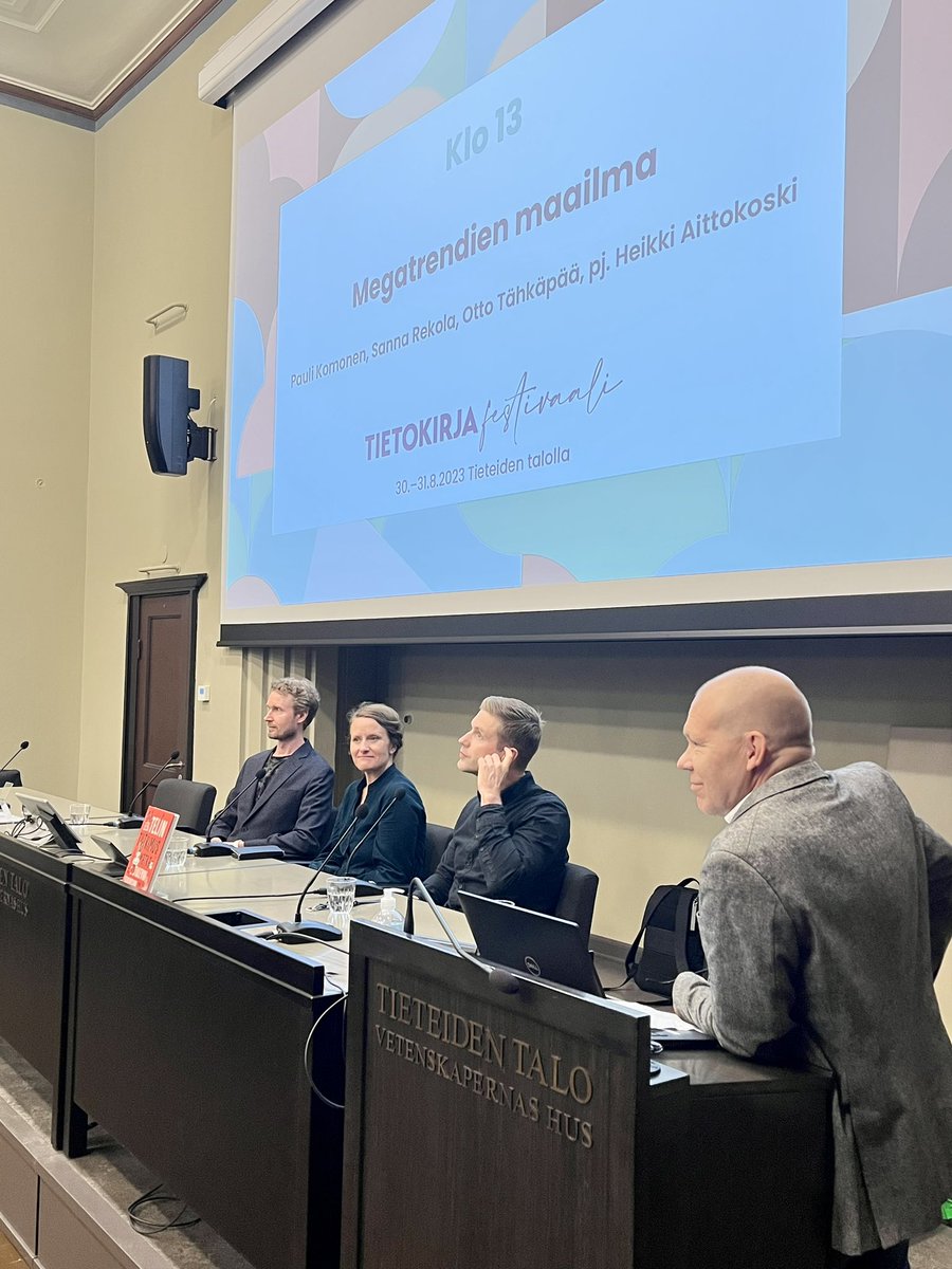 Megatrendien maailma -paneelin juontaja <a href="/HeikkiAitto/">Heikki Aittokoski</a> kysyy keskustelijoilta heidän lempimegatrendiään. <a href="/paulikomonen/">Pauli Komonen</a>: ”Kaupungistuminen”, <a href="/sannarekola/">Sanna Rekola</a>: ”Kilpailu digivallasta”, <a href="/OttoThkp/">Otto Tähkäpää</a>: ”Väestön ikääntyminen”. Kiinnostavaa keskustelua megatrendeistä! #tietokirjafestivaali