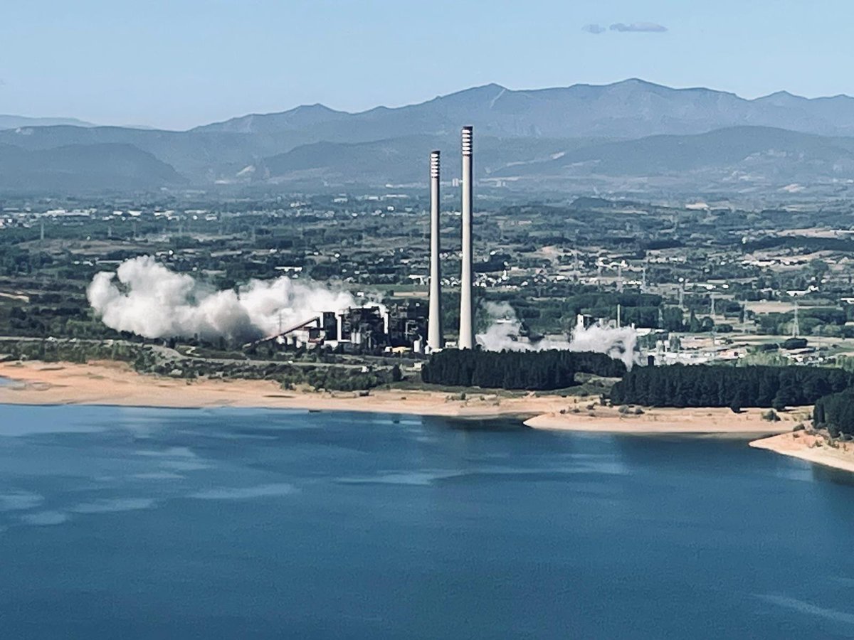 PabloPablete16's tweet photo. ANTES / DESPUES
Central Térmica Compostilla II - Cubillos del Sil https://t.co/ZfJgyGIuZQ