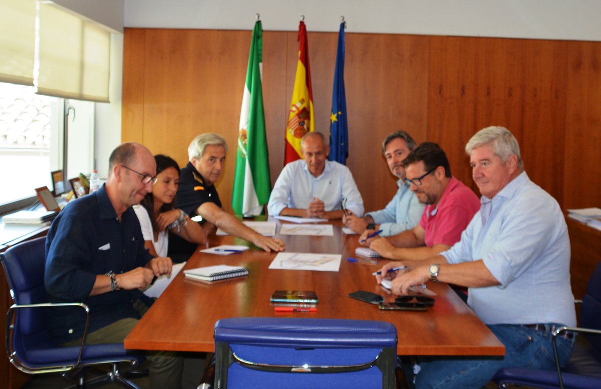 👮 Esta mañana me he reunido con los responsables de la #PolicíaLocal, #ProtecciónCivil y diversas Áreas del Ayuntamiento para coordinar el dispositivo de seguridad y servicios municipales para esta #FeriaTomares2023.