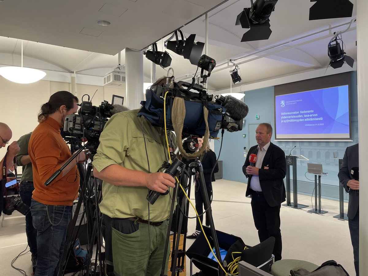 Ilmassa on suuren tiedotusjuhlan tuntua.