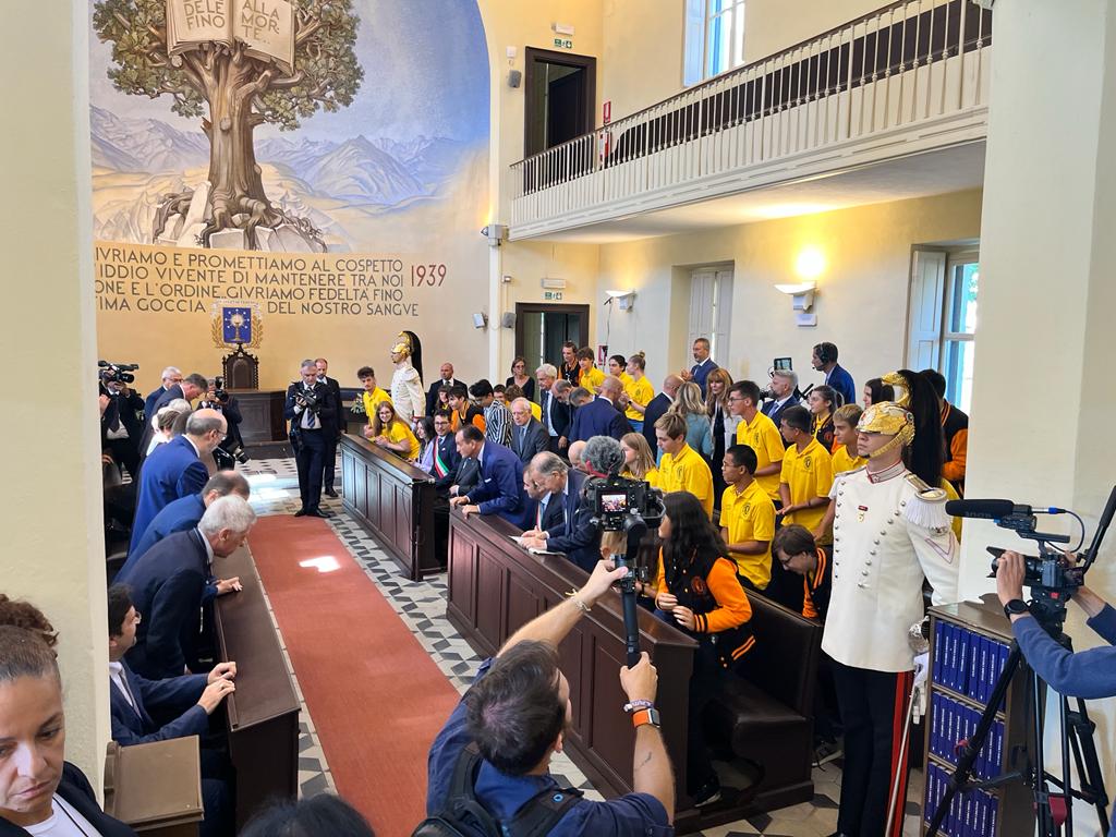 claudiogeymonat's tweet photo. Il Presidente della Repubblica Sergio Mattarella è ora in Casa valdese ospite della Chiesa valdese.  Dopo il discorso della moderatora Alessandra Trotta, ha ripreso ora la parola lo stesso presidente Mattarella 

@ValdeseChiesa @nev_it @Protestantesimo https://t.co/5krhOvprHW