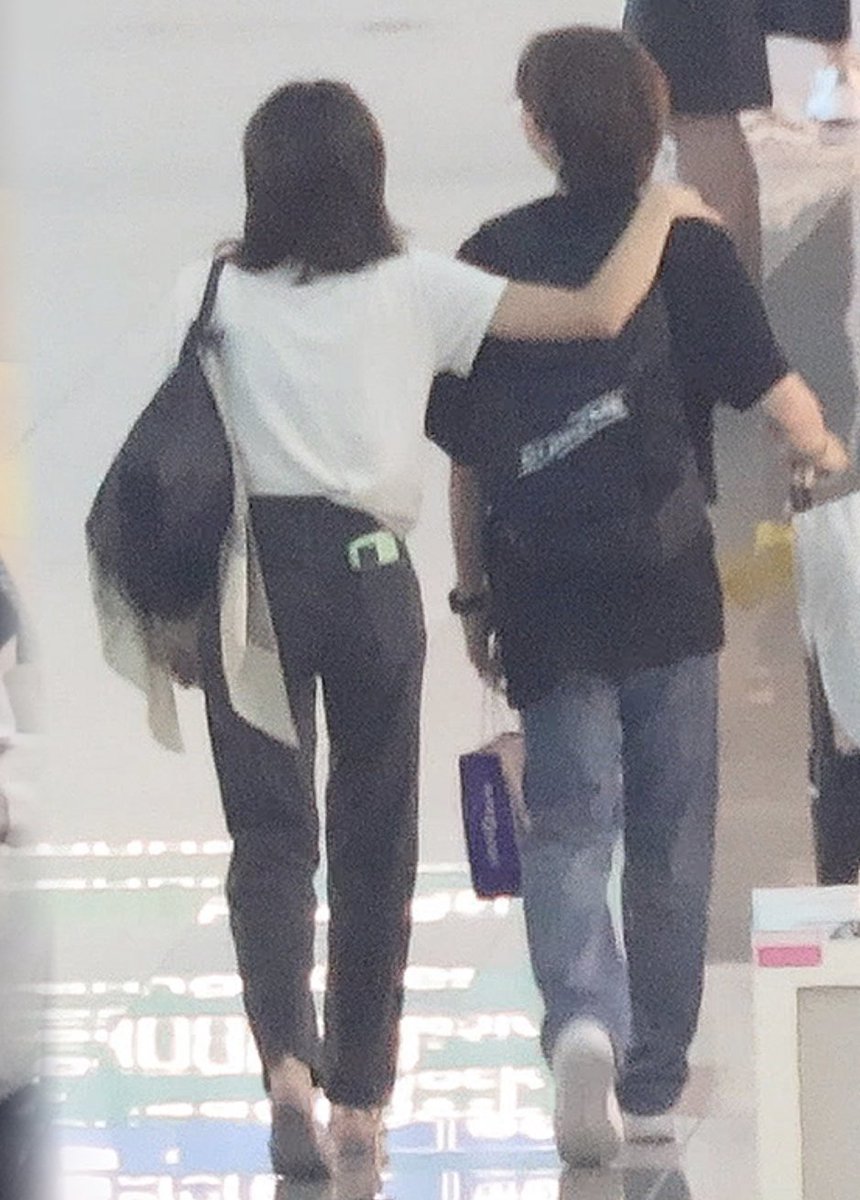 LaliceUpdates's tweet photo. Manager wonjae &amp; lili 😂 ✈️🇹🇭

🔗 https://t.co/LNbg5AkfQ5

#블랙핑크리사 블랙핑크 리사 
#LALISA #MONEY #LISA https://t.co/F286cTsi0C