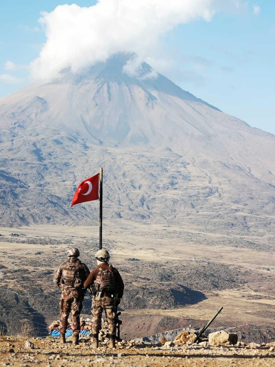 Ağrı dağı bayrağımızla muhteşem