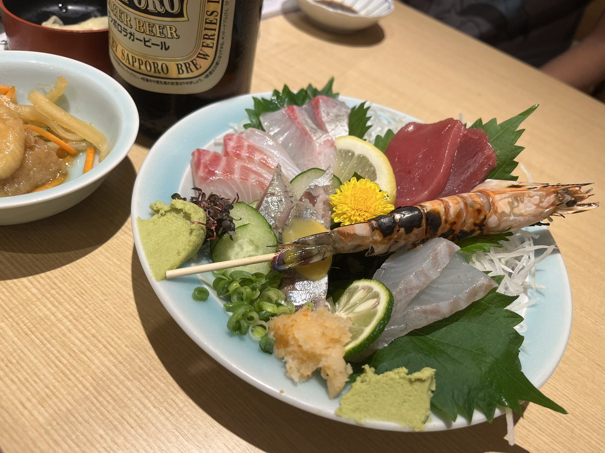 kogets's tweet photo. 梅田のニュー寿司センター堂山店に新規開拓で行って来たよ。
お魚も新鮮だし、何よりお造りのワサビとお寿司のワサビを使い分けてるところにお店のこだわりを感じた。
また行くかも😊 https://t.co/dKGw9vtaFY