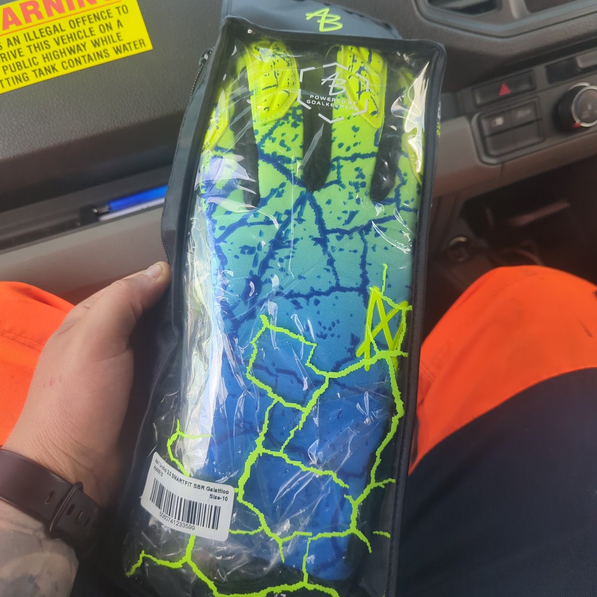 ryanventers's tweet photo. Big thank you to @ChromaSport @dfogg78 for sorting me out these new gloves, roll on Saturday ⚽⚽ https://t.co/8jPO8P97HY