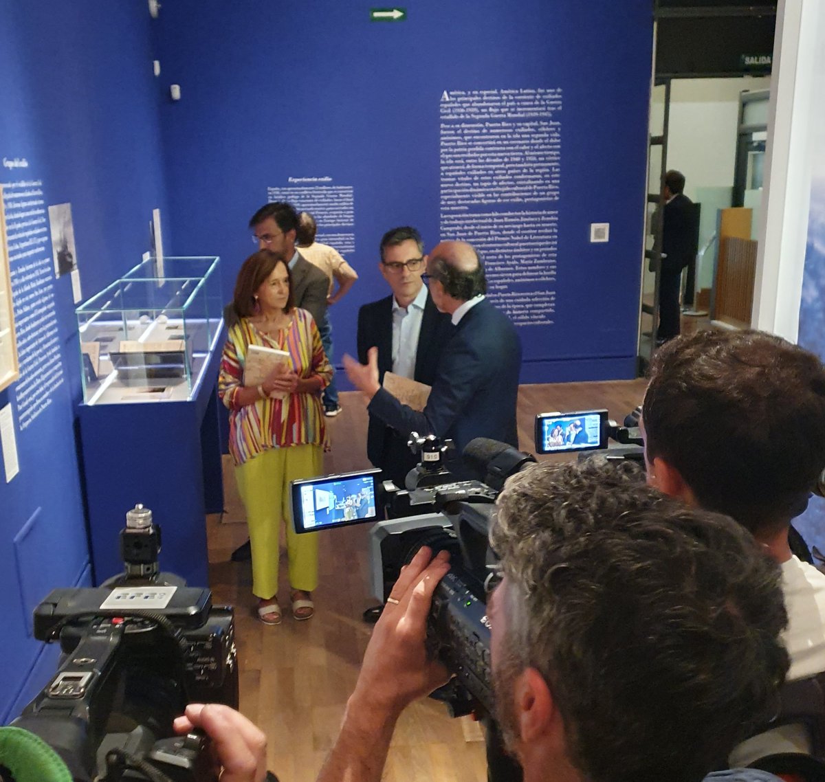 BNE_biblioteca's tweet photo. Hoy, el Ministro de la Presidencia @felixbolanosg ha visitado la exposición dedicada a 'El exilio intelectual español en Puerto Rico', coorganizada por BNE  junto a la @SE_MemoDemo y @ACEcultura. Tienes hasta el 3 de septiembre para hacer lo mismo. Te esperamos. 👍 https://t.co/SQnfmWVjrk