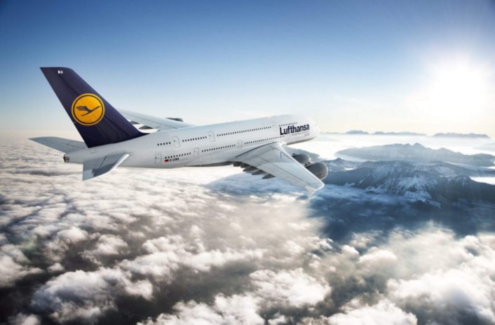 Breaking News: Airline industry leader Lufthansa takes a bold step with the introduction of an NFT loyalty program on the Polygon network. 🛫✈️ Stay tuned for the future of travel rewards! #Lufthansa #NFT #PolygonNetwork #TravelRewards #Innovation