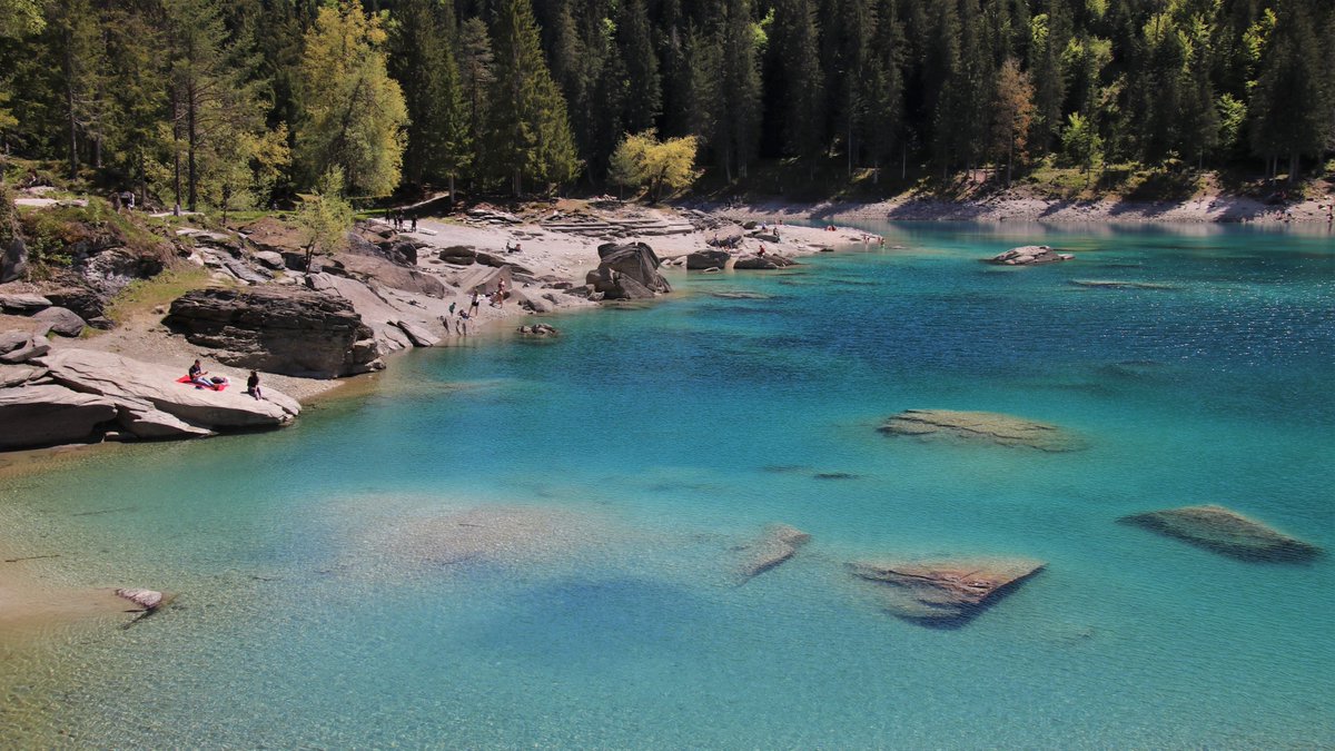 lanyan5200's tweet photo. Swiss lakes, so unreal in their beauty, taking a dip with your love or fam in these crystal waters - ultimate romance and happiness vibes, am I right? 💑🏞️ #SwissBliss #FamilyTimeFun #wishbasket #traveler https://t.co/jiF38i5wog
