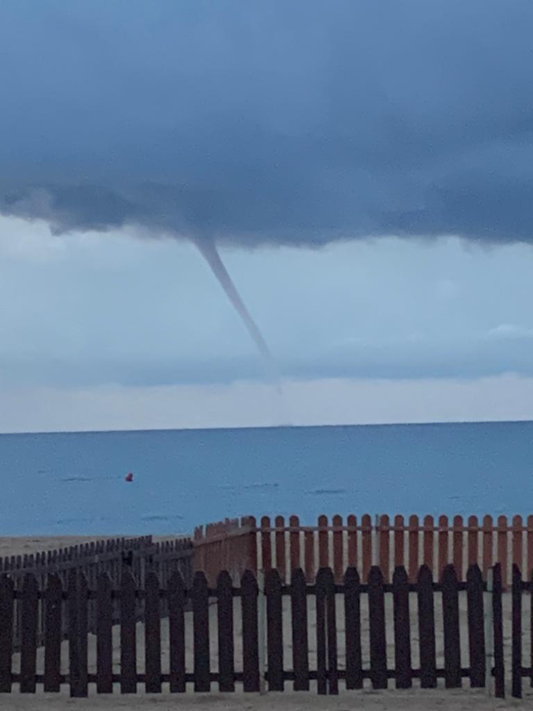 meteomarccm's tweet photo. Màniga d'aigua observada aquest matí a les 07.00 hores davant de la platja de #calella.
Fotografia d'Estefan Esterlingot
@ccmaresme @calellaesmes https://t.co/I5rBD5TzlN